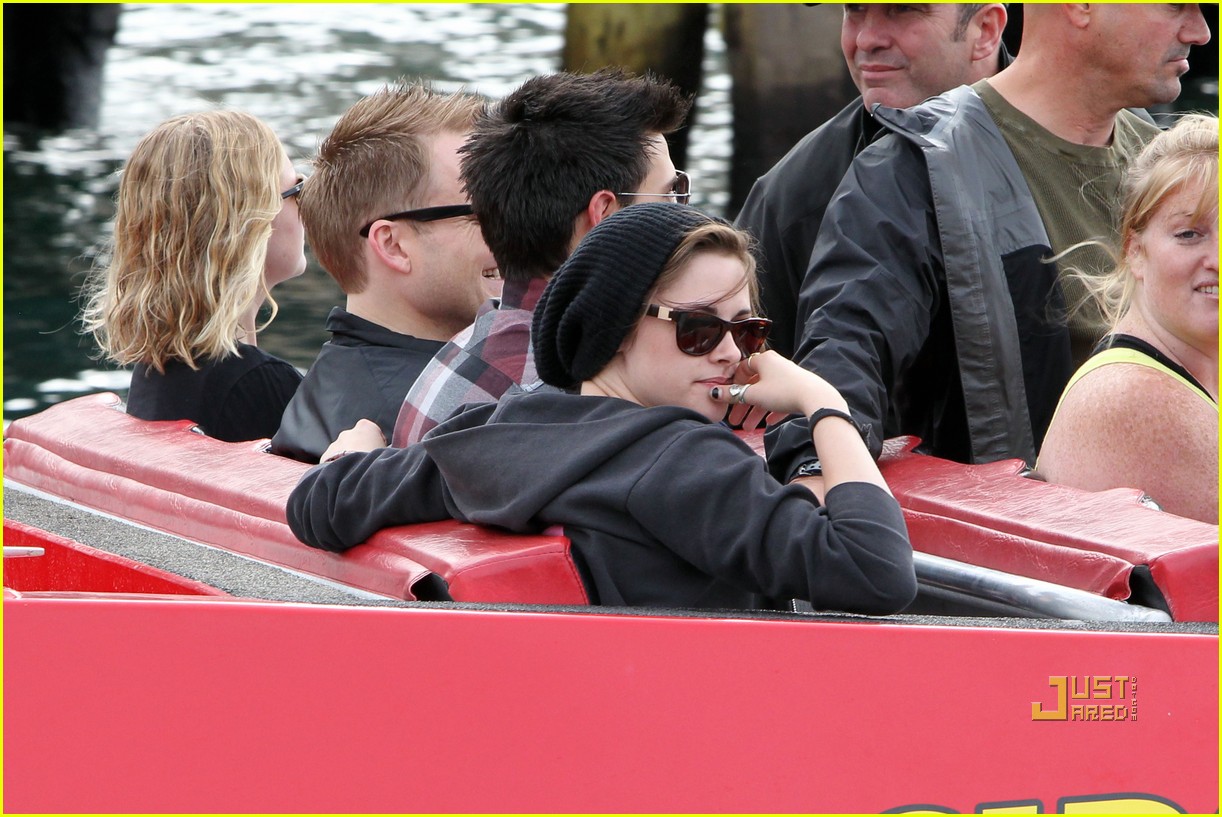 http://2.bp.blogspot.com/_1o7MroTqltc/TAIahYFQQ_I/AAAAAAAAHz8/7oP2fY0VaPo/s1600/kristen-stewart-taylor-lautner-boat-ride-10.jpg