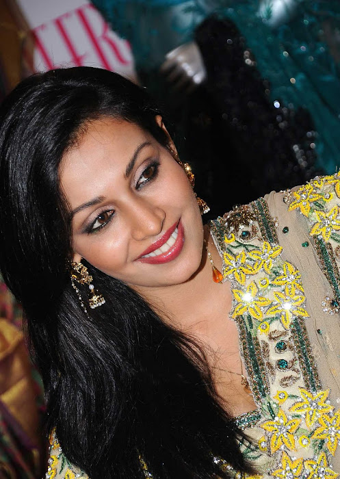 asha saini close up actress pics