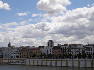 http://2.bp.blogspot.com/_1r9ykUsN-lw/SeipUuip_MI/AAAAAAAACCc/pI0P82HNBRk/s400/desde+puente+Triana+blog.JPG