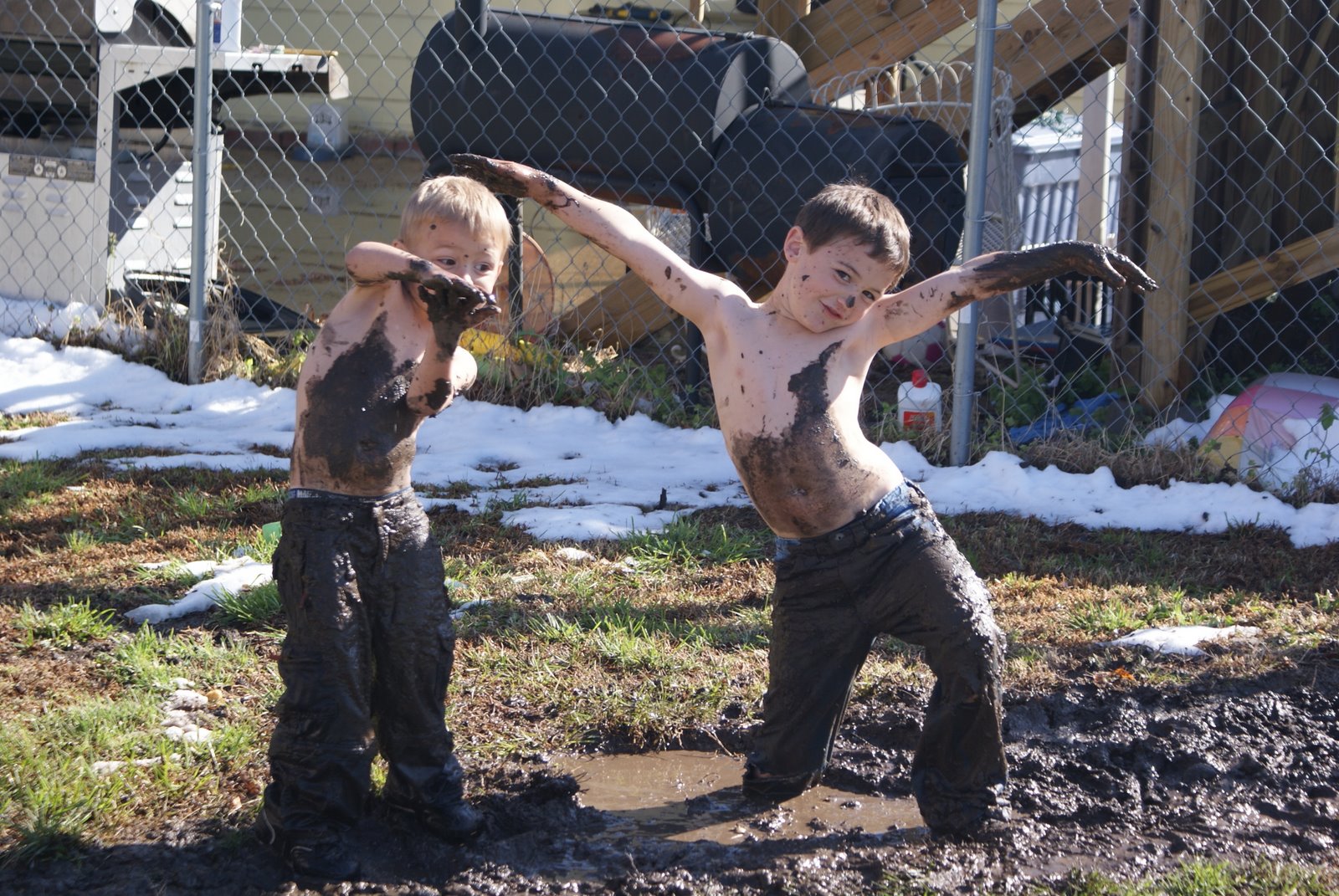 [boys+in+mud.jpg]
