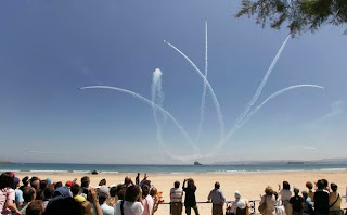 La Patrulla Águila provocó la admiración con su exhibición de formaciones, acrobacias, pasadas y maniobras.