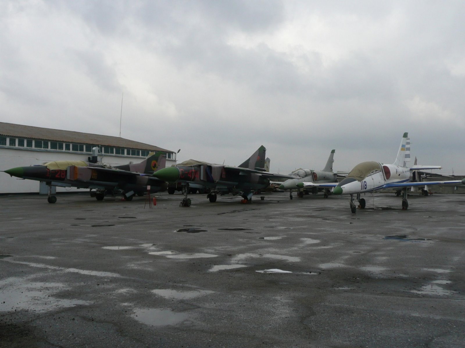 [MIG-23UB+I-28+Y+MIG-23MLD+C-474+ANGOLEÃ OS+UCRANIA+14-02-2008.JPG]