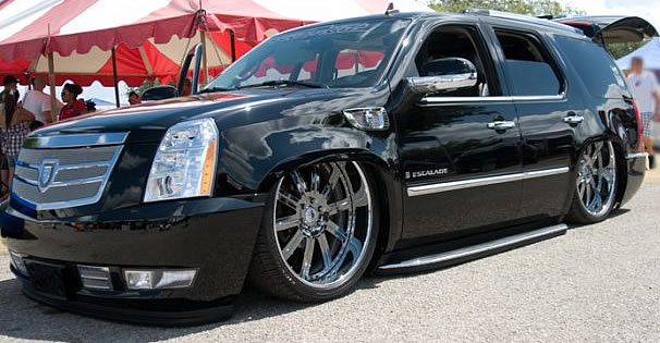 Cadillac-Escalade-2008-bagged-custom-26-inch-tricked-out-ekstensive-front.jpg