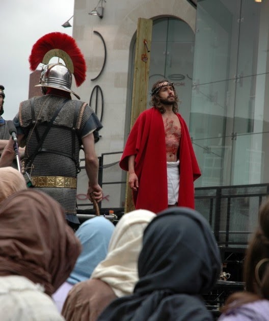 THE FAMILY TIMES INTERNATIONAL THE SCARLET ROBE OF CHRIST