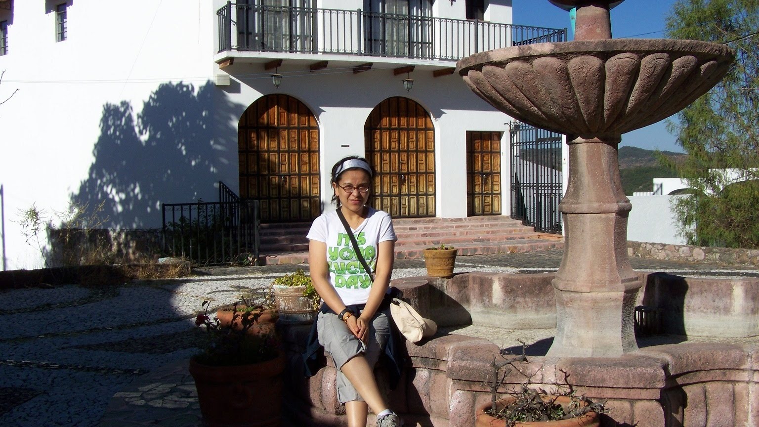 Un lugar de expresión para el café de la tarde: Casas blancas, techos rojos