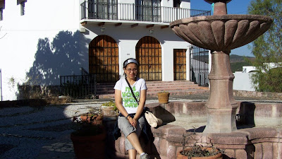 Un lugar de expresión para el café de la tarde: Casas blancas, techos rojos