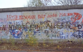 Pyjama Time Irgendwann Fallt Jede Mauer