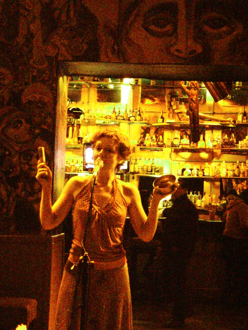 performance en UKUKU'S BAR CULTURAL - Cusco, Perú 2009 - foto Rogelio Layme