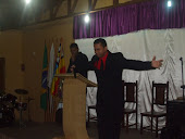 PREGANDO NA IGREJA QUADRANGULAR