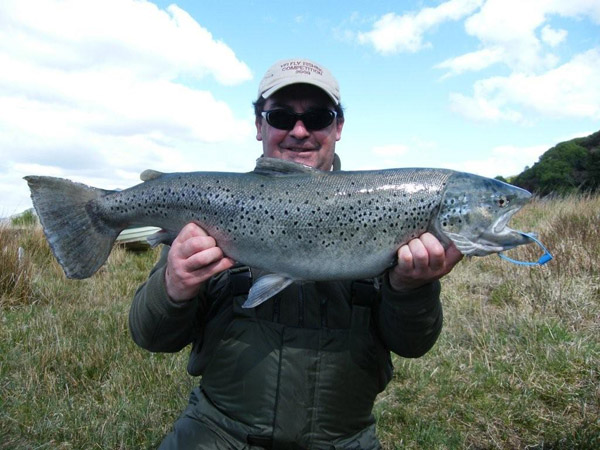 Liam Ellis pulverise le record de truite de mer au lough Currane 12lbs 13,57oz