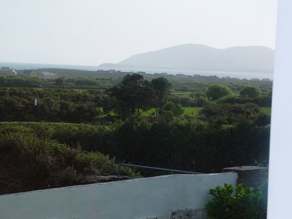 Beaucoup de verdure et la mer a l'arriere fond, un bel endroit pour passer des vacances