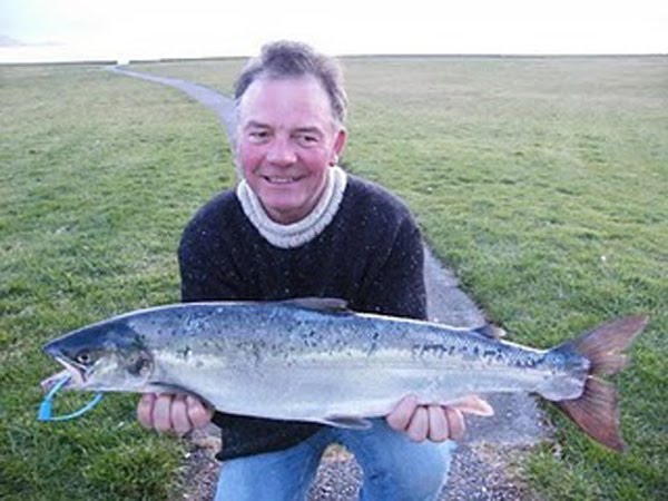 Dave Ecclestone et son saumon 10lbs pris cette semaine