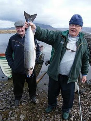 Ce 27 mars, Dan Sugrue, (ici a gauche) prend son 3 saumon de la saison au Currane. Un 12,5lbs
