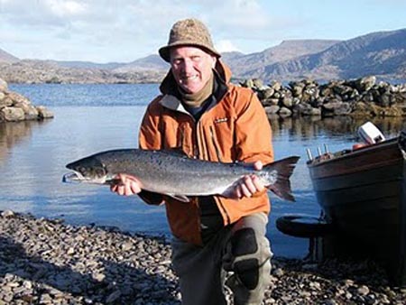 Tom Duggan prend ce 22 mars le premier saumon a la mouche au lough Currane