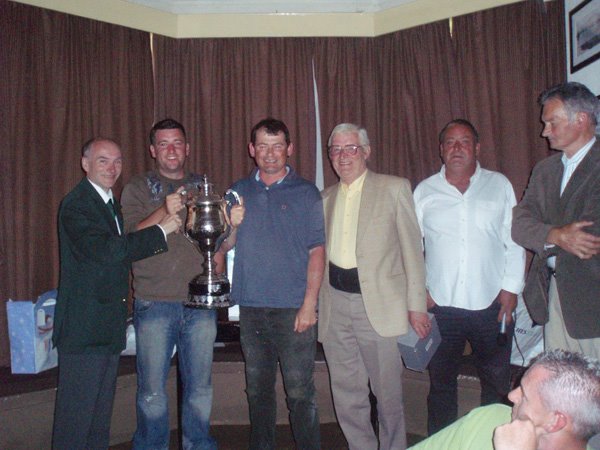 Le team de Kinsale avec le Munster Cup