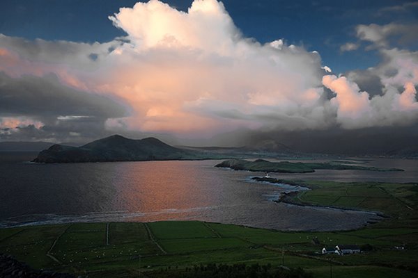 Beginish Island, le phare a la pointe extreme ouest de l'Europe, Cahersiveen à l'arriere.