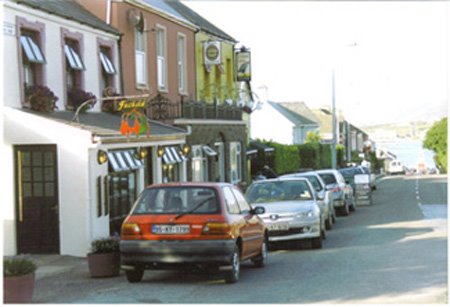 a cote de cette voiture rouge, le restaurant  "Fuchsia" sans aucun doute, un des bons de la region