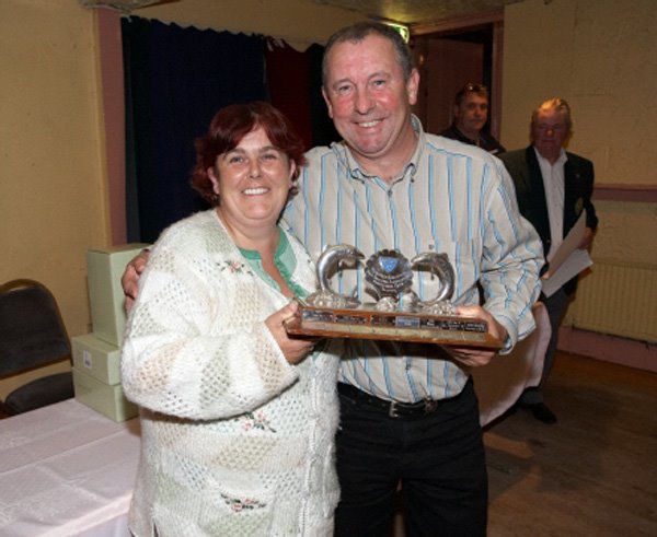 Pat Condon prend le trophee pour le meilleur classement par equipes, l'equipe A de Ballycotton