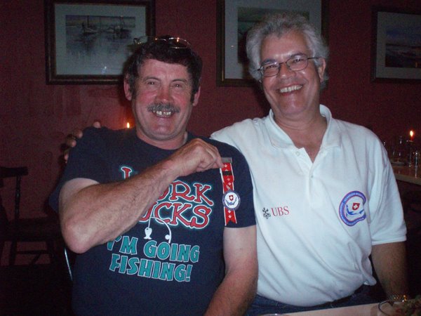 M. Artho Bernardo, president de la federation suisse de peche en mer avec Nealie Lyne, le skipper