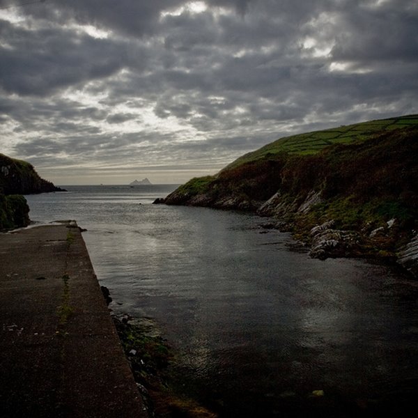 Du temps tres couvert, au pier de St. Finian's bay