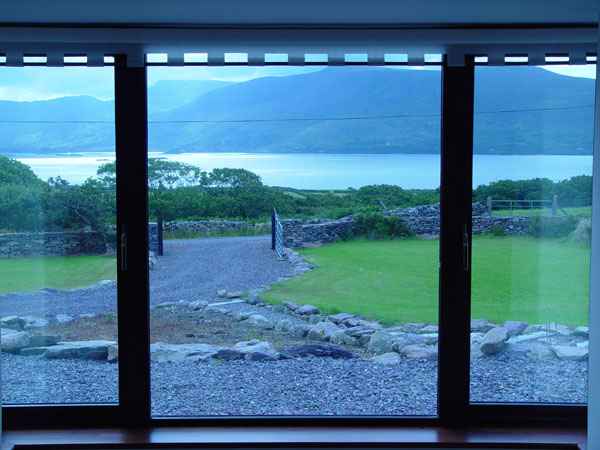 Vue de l'interieur: Votre entree et lough Currane a l'arriere fond. Un site de reve.