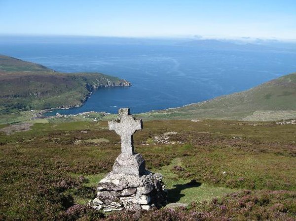 Cette belle croix celtique surplombant Coonaana Harbour