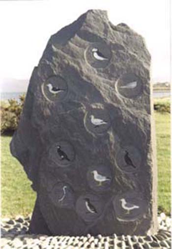 Nos oiseaux sur une ardoise de Valentia Island, cette pierre se trouve à l'entree de Portmagee