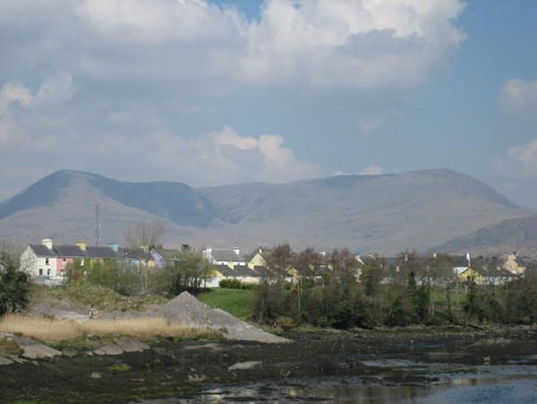 Ce petit village de Sneem, entre la mer et les montagnes, avec une superbe riviere