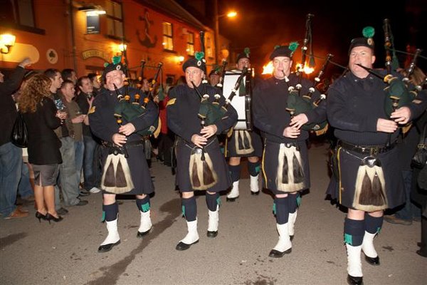 5 pipers, 2 batteurs de "New York Police Department Pipe Band". Spectacle grandiose