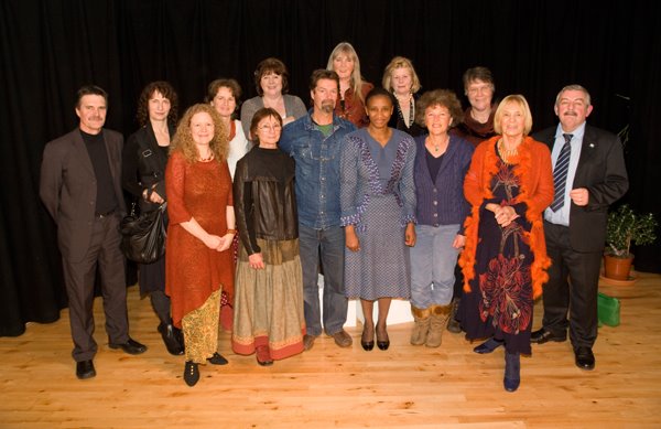 Les participants de cette auction de pieces d'art en matiere de tissage