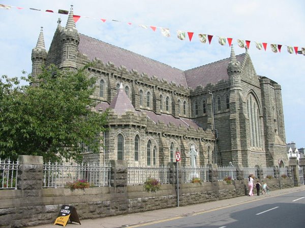 Cathedral vun Cahersiveen, vun baussen, (si huet keen Turm, et waaren net Sou'en genug do!!!)