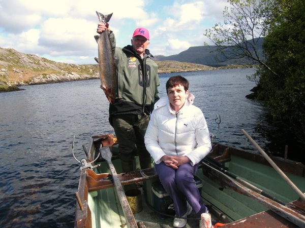 Franck Donnelly et Ann avec leur beau saumon