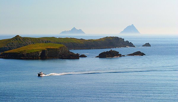 Wann een vun der Suedspetz vu Valentia iwert "Horseisland" op "Skellig Rocks" kuckt