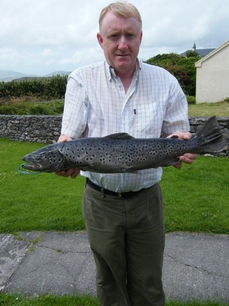 Antony Buckley, Co. Cork avec sa truite de mer 6,5lbs prise le 12.07 dans le Cummeragh River