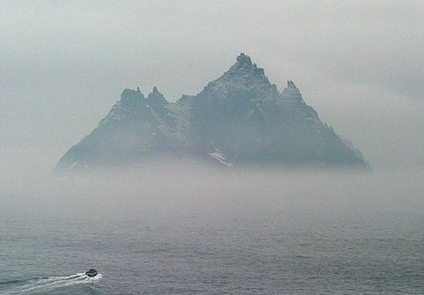 Een vun den Skellig Rocks, hei den "Little Michael". Een fantastescht Bild