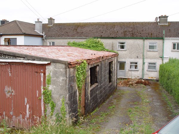 Cette maison de ville avec cet espace atelier a renover ref: H43)  (292)