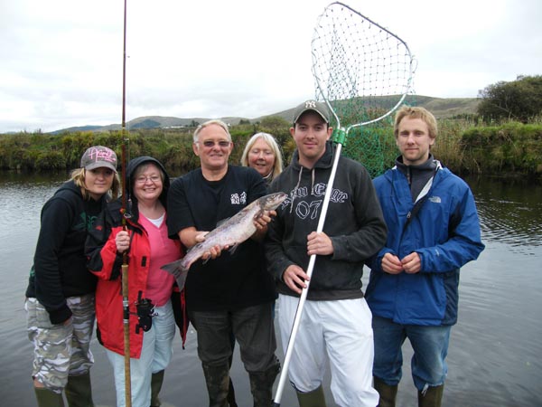 Le dernier saumon de la saison 2009 pour fam. Stuart Gallaway sur le Inny River