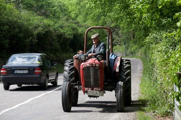 Achtung, der "Paddytraktor" kann um jede Ecke sein