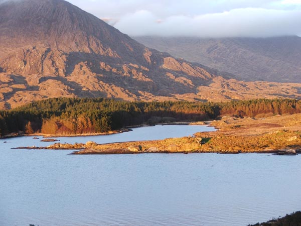 Nee hei ass net den Great Canyon, hei ass den lough Currane vun engem Bierg geknippst