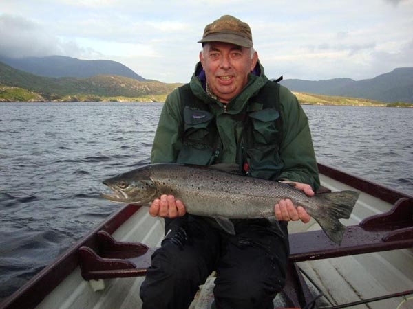 Annonce le 9 juin, Martin Roberts prend une belle specimen trout de 7lbs