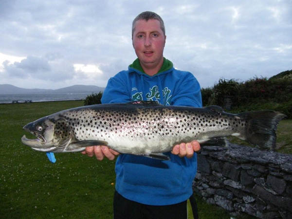 Michael Bonner avec sa "specimen sea trout" de 7,5lbs