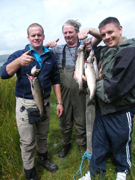 Un groupe de pecheurs avec 4 juniors sea trout (truites qui remontent apres avoir passe 1 an en mer