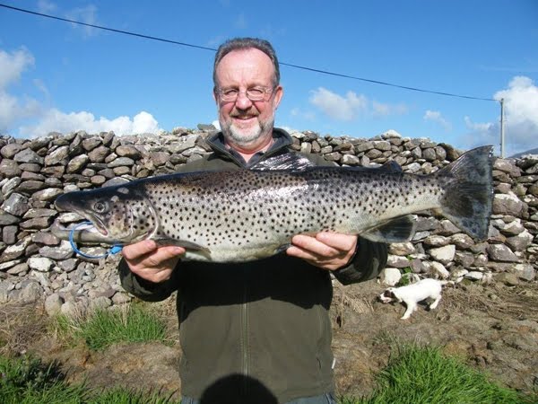 Gerry O'Sullivan avec sa superbe "specimen sea trout" de 7lbs 15oz