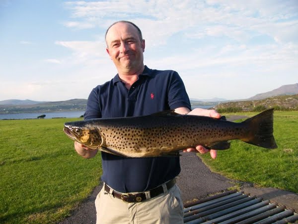 Bill Bullick avec une belle truite de mer 4lbs 3/4