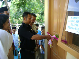 kades brumbungan sedang meresmikan gedung PAUD kebanggan desa
