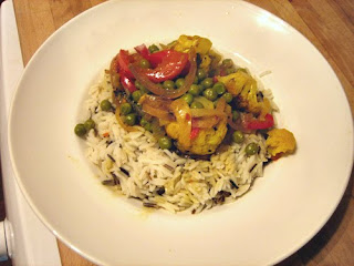 spiced cauliflower curry with red pepper and peas
