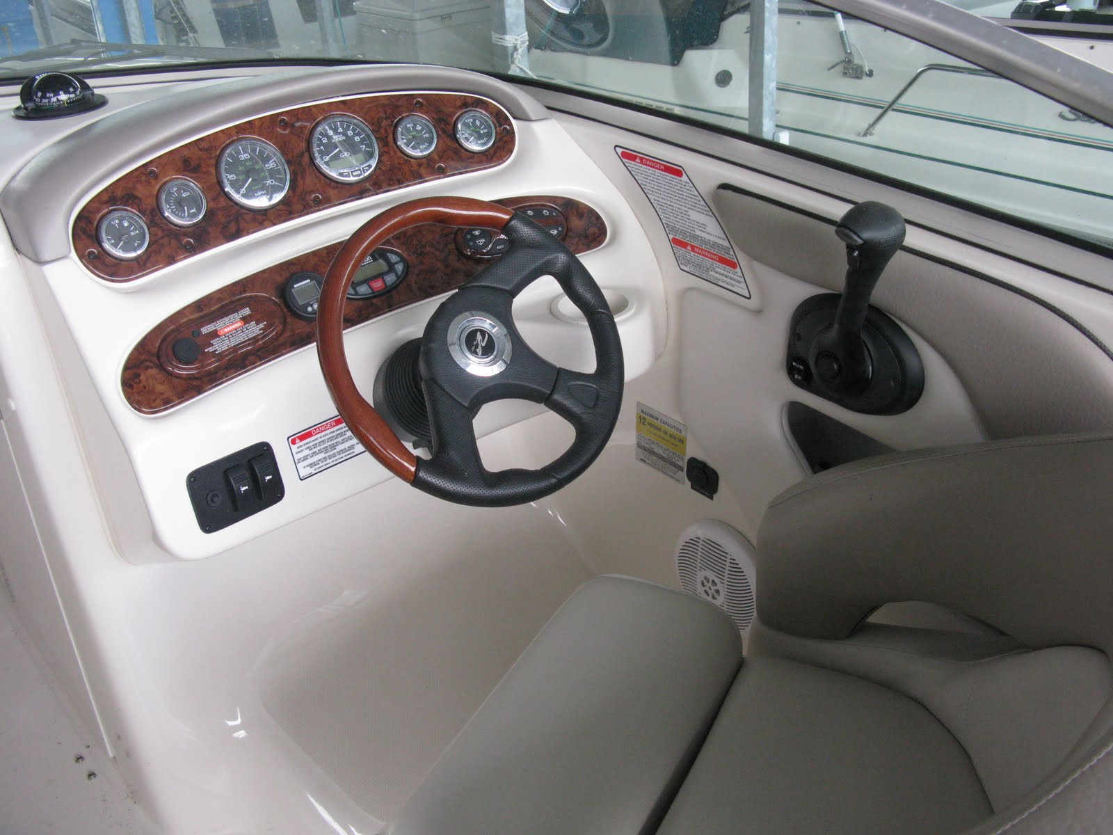 2004 Sea Ray 240 Deckboat steering wheel with wood grain accents, tilt