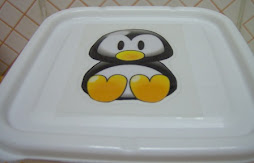 Tampa de tupperware com o pinguim