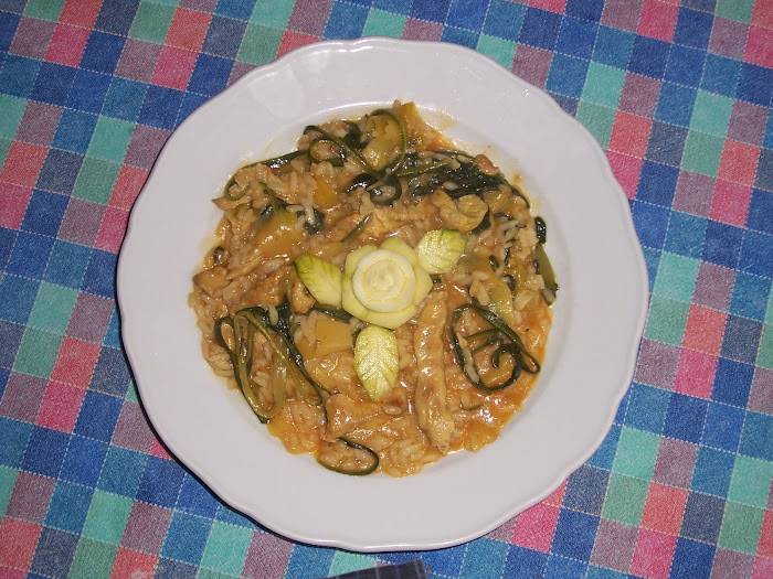 risotto con filetti di pollo al curry e spaghetti di zucchine