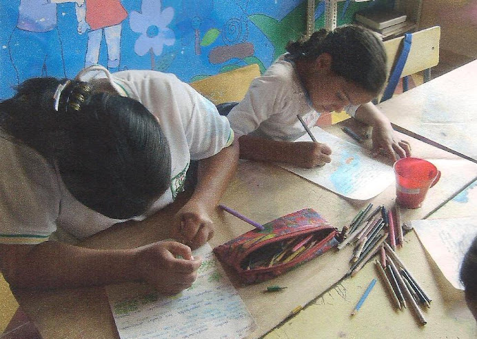niños coloreando